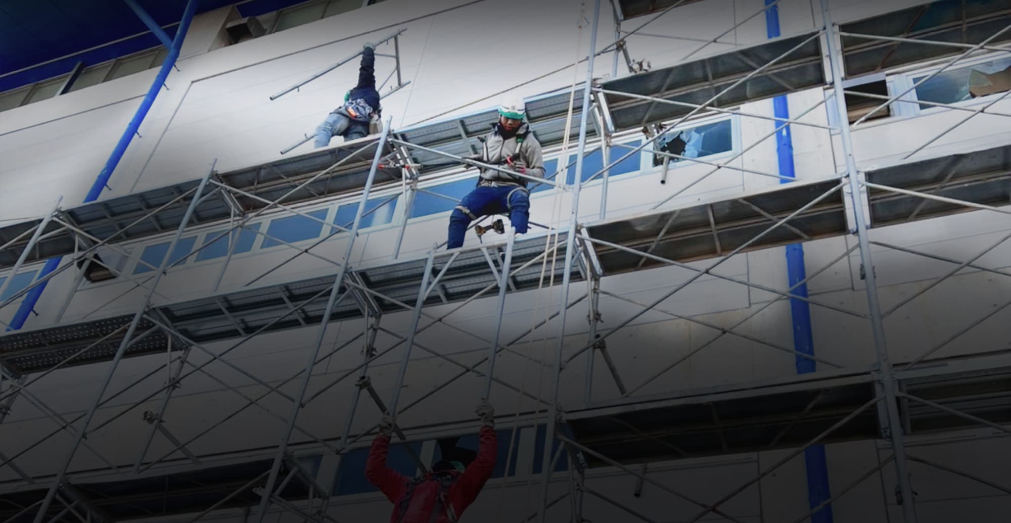 「信頼を築く」 技術と経験、チームワークで建設現場を支えるプロフェッショナル 組立から解体まで 足場工事は株式会社稲葉興業へ