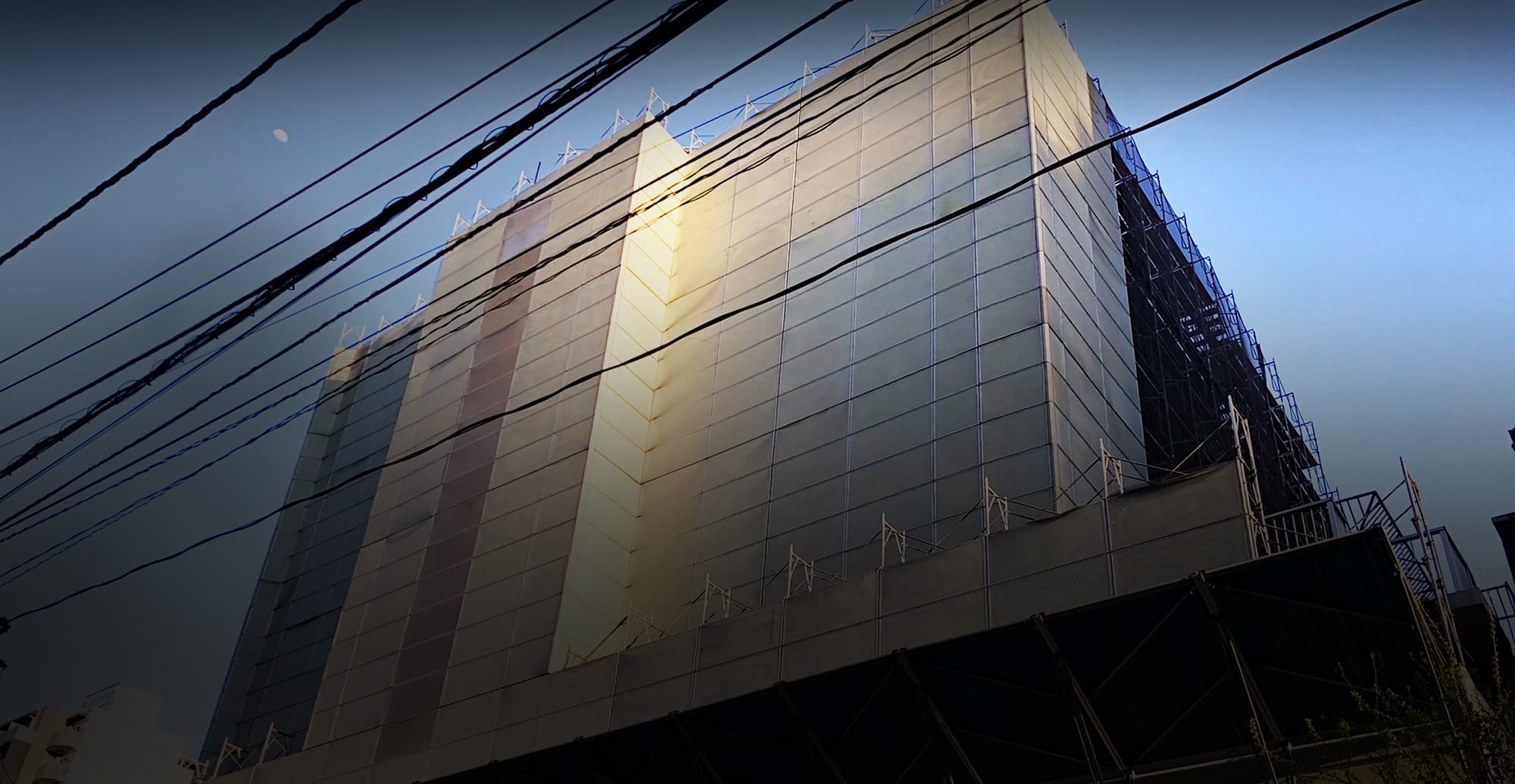 「信頼を築く」 技術と経験、チームワークで建設現場を支えるプロフェッショナル 組立から解体まで 足場工事は株式会社稲葉興業へ